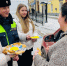 Новгородские ЮИДовцы при помощи традиционных масленичных угощений напомнили автомобилистам о соблюдении дорожных правил - ГИБДД
