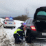 В Новгородской области дорожные полицейские помогли семье пожилых петербуржцев устранить поломку автомобиля - УМВД Новгородской области