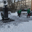 Сотрудники Горхоза продолжают скалывать наледь и убирать снег с тротуаров новгородских улиц - Газета Новгород