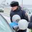 Сотрудницы ГАИ поздравили новгородских мужчин-водителей с наступающим 23 февраля и проверили их знания ПДД - Газета Новгород